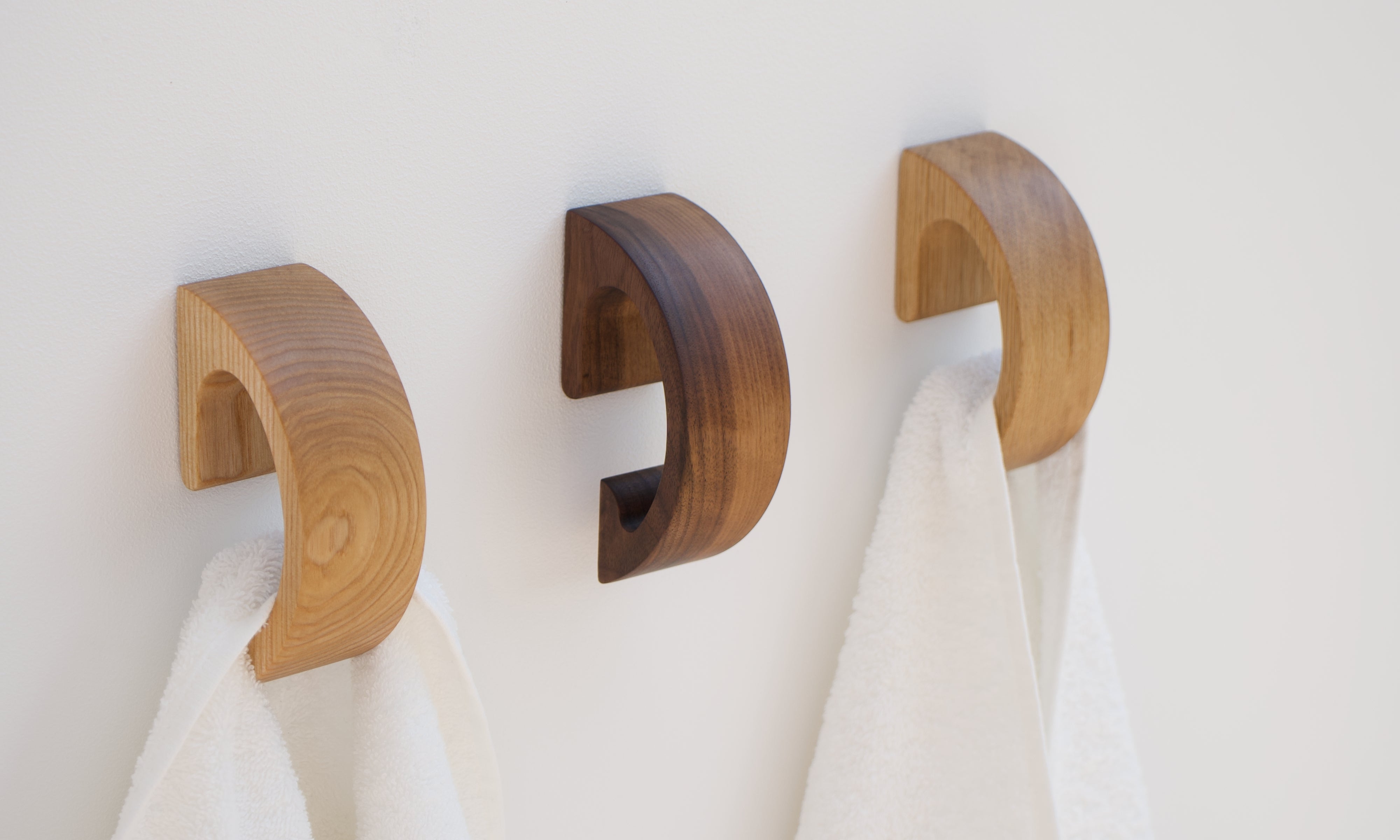 Dąb czy bambus do łazienki? Poznaj różnice i wybierz jakość