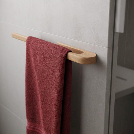 Minimalistyczny dębowy wieszak na ręczniki
