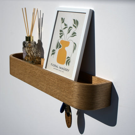 Eichenholzregal für den Flur – mit Magneten für Schlüssel und Haken.