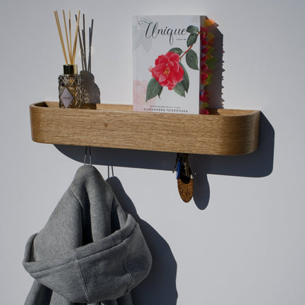 Eichenholzregal für den Flur – mit Magneten für Schlüssel und Haken.