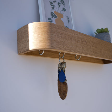 Eichenholzregal für den Flur – mit Magneten für Schlüssel und Haken.