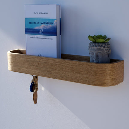 Eichenholzregal für den Flur – mit Magneten für Schlüssel und Haken.