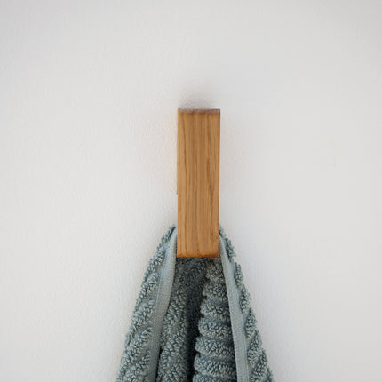 Nowoczesny dębowy wieszak ścienny – elegancki haczyk z litego drewna