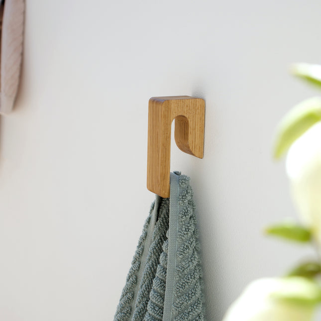 Nowoczesny dębowy wieszak ścienny – elegancki haczyk z litego drewna