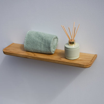 Minimalistisches Wandregal aus Massivholz