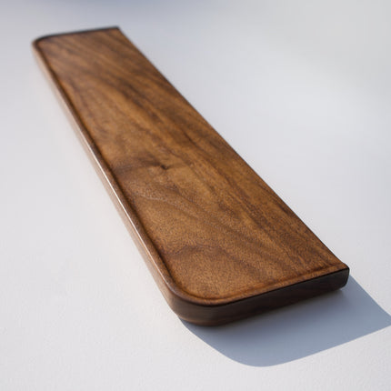 Minimalistisches Wandregal aus Massivholz