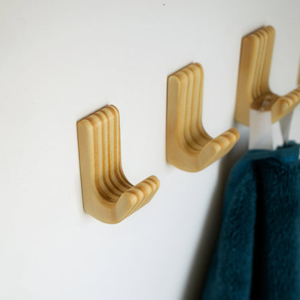 drewniane haczyki, haczyki ścienne, haczyki samoprzylepne, haczyki sosnowe, haczyki drewniane, haczyki do łazienki, haczyki do kuchni, haczyki do przedpokoju, haczyki do pokoju, haczyki na ręczniki, haczyki na ubrania, haczyki na klucze, haczyki dekoracyjne, haczyki wiszące, haczyki montowane bez wiercenia, haczyki na ścianę, haczyki ekologiczne, haczyki naturalne drewno, haczyki skandynawskie,