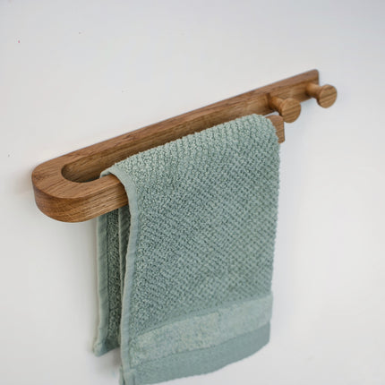 Widok z boku na profil dębowego wieszaka z gałkami, podkreślający minimalistyczny i smukły design.