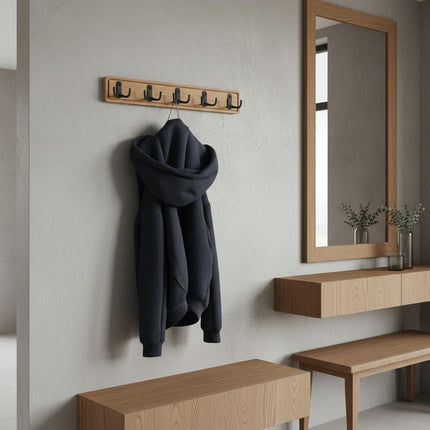 Nowoczesny przedpokój z zamontowanym na ścianie dębowym wieszakiem o długości 50 cm, trzymającym kurtki i klucze.