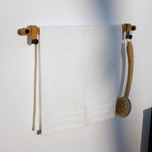 Badezimmerhaken aus Eiche 58 cm mit verschiebbaren Haken – lackiert