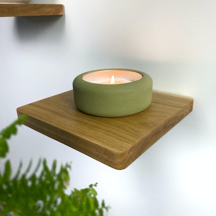 Półka naścienna z litego dębu, minimalistyczny design, drewniana półka, półka ścienna, półka dębowa, półka wisząca, półka minimalistyczna, półka dekoracyjna, półka do salonu, półka do łazienki, półka do sypialni, półka do biura, półka na książki, półka na rośliny, półka na drobiazgi, półka z litego drewna, drewniana półka ścienna, nowoczesna półka, skandynawski design, naturalne drewno, drewniane dekoracje, półka do ekspozycji, designerska półka, elegancka półka, funkcjonalna półka, półka do przedpokoju, 