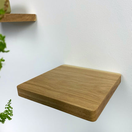 Półka naścienna z litego dębu, minimalistyczny design, drewniana półka, półka ścienna, półka dębowa, półka wisząca, półka minimalistyczna, półka dekoracyjna, półka do salonu, półka do łazienki, półka do sypialni, półka do biura, półka na książki, półka na rośliny, półka na drobiazgi, półka z litego drewna, drewniana półka ścienna, nowoczesna półka, skandynawski design, naturalne drewno, drewniane dekoracje, półka do ekspozycji, designerska półka, elegancka półka, funkcjonalna półka, półka do przedpokoju, 