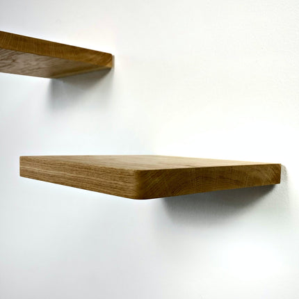 Minimalistyczna kwadratowa półka ścienna z naturalnego drewna dębowego