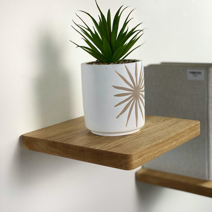 Półka naścienna z litego dębu, minimalistyczny design, drewniana półka, półka ścienna, półka dębowa, półka wisząca, półka minimalistyczna, półka dekoracyjna, półka do salonu, półka do łazienki, półka do sypialni, półka do biura, półka na książki, półka na rośliny, półka na drobiazgi, półka z litego drewna, drewniana półka ścienna, nowoczesna półka, skandynawski design, naturalne drewno, drewniane dekoracje, półka do ekspozycji, designerska półka, elegancka półka, funkcjonalna półka, półka do przedpokoju, 