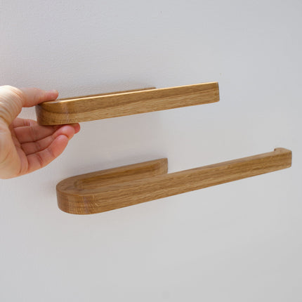 Minimalistyczny wieszak dębowy w łazience typu loft – montaż ścienny.