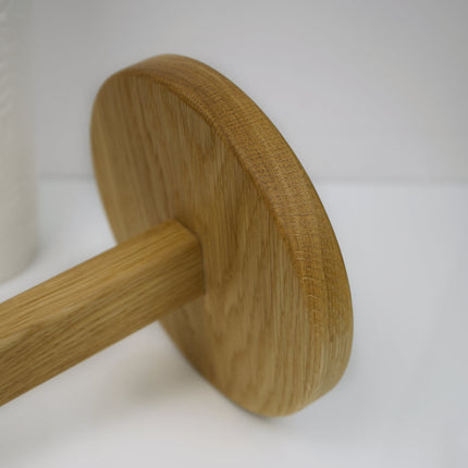 Minimalistyczny stojak na ręcznik kuchenny wykonany z litego drewna dębowego.