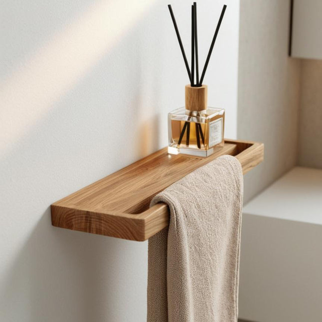 Dębowy wieszak łazienkowy na ręczniki do rąk z półką na akcesoria. Na zdjęciu widoczny jako organizer na drobne przedmioty, takie jak dyfuzor zapachowy.
