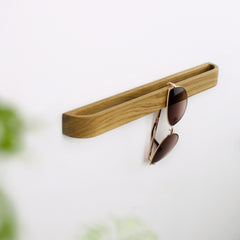Designerski wieszak na okulary z naturalnego dębu, montaż bez wiercenia na gładkiej powierzchni ściany.