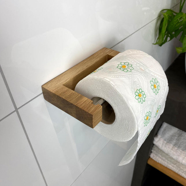 drewniany uchwyt na papier, uchwyt na papier toaletowy, uchwyt z drewna, uchwyt dębowy, uchwyt z orzecha, drewniany uchwyt łazienkowy, minimalistyczny uchwyt, uchwyt w stylu skandynawskim, drewniane dodatki do łazienki, ekologiczne dodatki, stylowa łazienka, nowoczesna łazienka, rustykalna łazienka, naturalne drewno w łazience, łazienka z drewnem, 