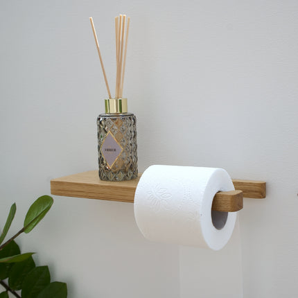Dębowy uchwyt na papier toaletowy z półką zamontowany na ścianie w nowoczesnej łazience