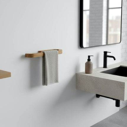 Dębowy wieszak samoprzylepny, który sprawdzi się zarówno w łazience, jak i w kuchni. Umożliwia wygodne zawieszenie małych ręczników lub ściereczek bez konieczności wiercenia. Naturalne drewno wprowadza ciepły, elegancki akcent do wnętrza, a kompaktowa forma zapewnia funkcjonalność i porządek na co dzień.