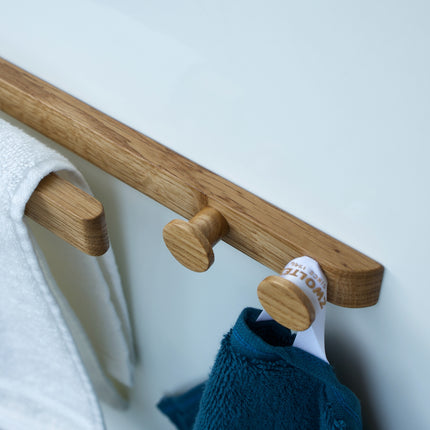 Widok z boku na profil dębowego wieszaka z gałkami, podkreślający minimalistyczny i smukły design.