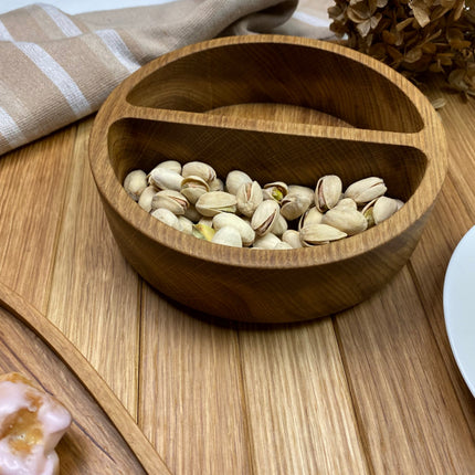 Dębowa miska z przegrodą – idealna na pistacje, orzeszki i przekąski. Naturalne drewno, ręczne wykonanie, funkcjonalność i dobry design w jednym.
