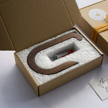 Funkcjonalny wieszak na papier w stylu loftowym, wykonany z egzotycznego drewna orzechowego.