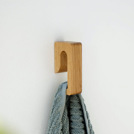 Naturalny haczyk z drewna dębowego jako nowoczesny element wyposażenia wnętrza