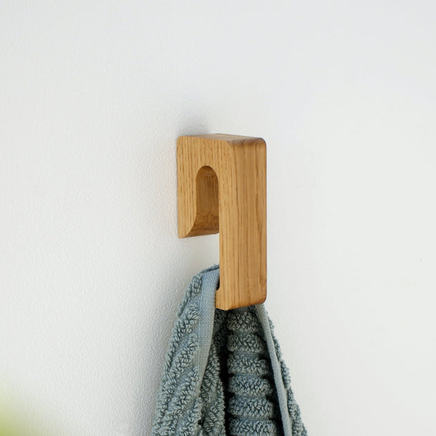 Naturalny haczyk z drewna dębowego jako nowoczesny element wyposażenia wnętrza