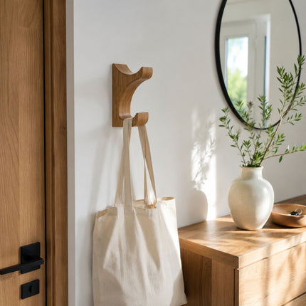Ręcznie robiony dębowy wieszak ścienny. Idealny jako uchwyt na słuchawki, stojak na zegarek, wieszak na marynarkę, torbę lub ręcznik. Skandynawski design z litego drewna.