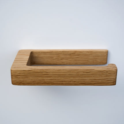 Dębowy uchwyt na papier toaletowy samoprzylepny to idealne rozwiązanie – minimalistyczny design w duchu japandi, montaż bez wiercenia, szybkie i bezproblemowe mocowanie na klej dołączony do zestawu.