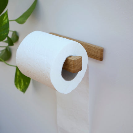 Dębowy uchwyt na papier toaletowy samoprzylepny to idealne rozwiązanie – minimalistyczny design w duchu japandi, montaż bez wiercenia, szybkie i bezproblemowe mocowanie na klej dołączony do zestawu.