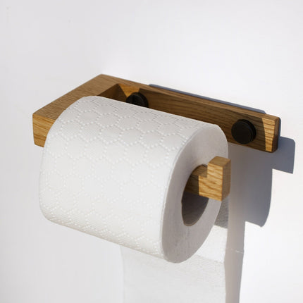 drewniany uchwyt na papier, uchwyt na papier toaletowy, uchwyt z drewna, uchwyt dębowy, uchwyt z orzecha, drewniany uchwyt łazienkowy, minimalistyczny uchwyt, uchwyt w stylu skandynawskim, drewniane dodatki do łazienki, ekologiczne dodatki, stylowa łazienka, nowoczesna łazienka, rustykalna łazienka, naturalne drewno w łazience, łazienka z drewnem, uchwyt handmade, ręcznie robiony uchwyt, drewniany design, naturalny styl, uchwyt na rolkę papieru, uchwyt na papier w stylu loft, uchwyt z litego drewna, 