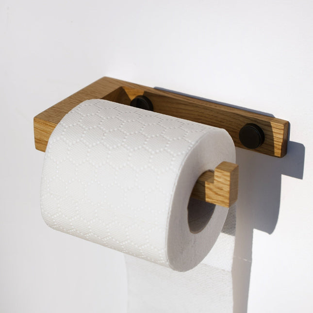 drewniany uchwyt na papier, uchwyt na papier toaletowy, uchwyt z drewna, uchwyt dębowy, uchwyt z orzecha, drewniany uchwyt łazienkowy, minimalistyczny uchwyt, uchwyt w stylu skandynawskim, drewniane dodatki do łazienki, ekologiczne dodatki, stylowa łazienka, nowoczesna łazienka, rustykalna łazienka, naturalne drewno w łazience, łazienka z drewnem, uchwyt handmade, ręcznie robiony uchwyt, drewniany design, naturalny styl, uchwyt na rolkę papieru, uchwyt na papier w stylu loft, uchwyt z litego drewna, 