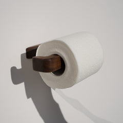 wyroby z drewna, nowoczesny uchwyt na papier toaletowy, uchwyt dębowy, uchwyt z orzecha, drewniany uchwyt łazienkowy, minimalistyczny uchwyt, uchwyt w stylu skandynawskim, drewniane dodatki do łazienki, ekologiczne dodatki, 