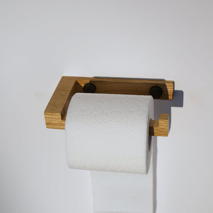 drewniany uchwyt na papier, uchwyt na papier toaletowy, uchwyt z drewna, uchwyt dębowy, uchwyt z orzecha, drewniany uchwyt łazienkowy, minimalistyczny uchwyt, uchwyt w stylu skandynawskim, drewniane dodatki do łazienki, ekologiczne dodatki, stylowa łazienka, nowoczesna łazienka, rustykalna łazienka, naturalne drewno w łazience, łazienka z drewnem, uchwyt handmade, ręcznie robiony uchwyt, drewniany design, naturalny styl, uchwyt na rolkę papieru, uchwyt na papier w stylu loft, uchwyt z litego drewna, 