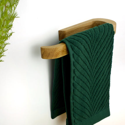 Dębowy wieszak samoprzylepny zamontowany w łazience na ręczniki, nowoczesny minimalistyczny styl
