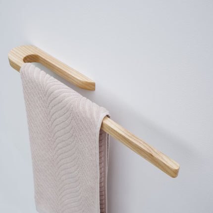 Minimalistyczny wieszak na ręczniki z litego drewna jesionowego – elegancki i naturalny dodatek do łazienki w stylu skandynawskim.