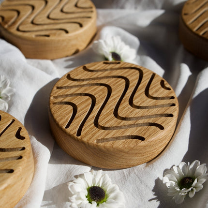 Zbliżenie na naturalne usłojenie drewna dębowego i precyzyjnie wycięte rowki dyfuzora zapachowego.