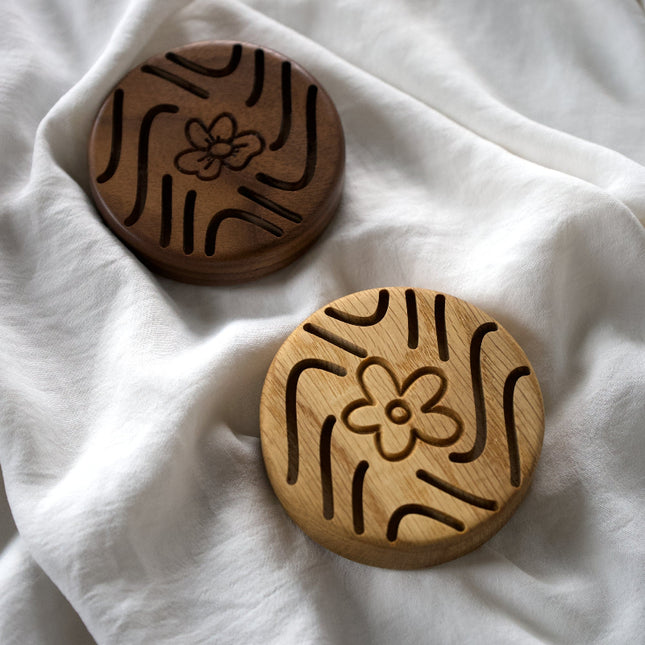 olejki eteryczne, naturalne wnętrza, drewniany design, dekoracja z drewna, ręcznie robiony dyfuzor, rękodzieło z drewna, ekologiczne wnętrza, naturalny klimat, dyfuzor bez płomienia, dyfuzor bez chemii, zapach z natury, zmysłowy zapach, drewniana dekoracja, pasywna aromaterapia, aromatyczny dodatek, naturalne nawilżenie powietrza, dyfuzor na prezent, prezent 