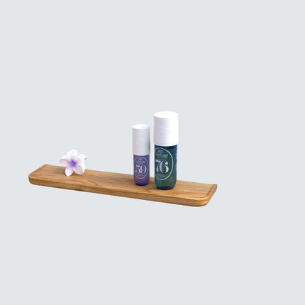 Minimalistisches Wandregal aus Massivholz