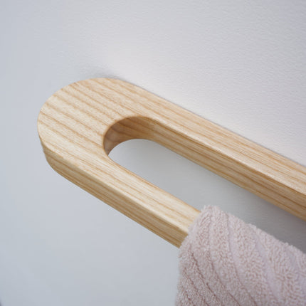 Minimalistyczny wieszak na ręczniki z litego drewna jesionowego – elegancki i naturalny dodatek do łazienki w stylu skandynawskim.