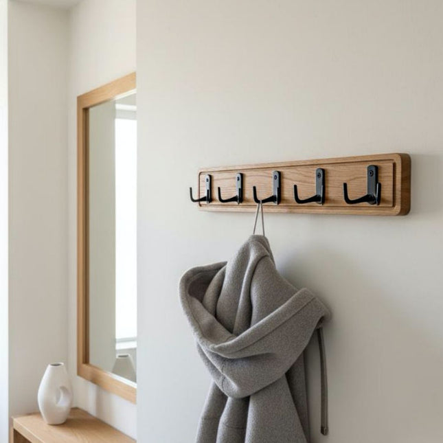 Elegancki, dębowy wieszak do przedpokoju z klasycznym frezowaniem i pięcioma podwójnymi uchwytami w kolorze czarnym.