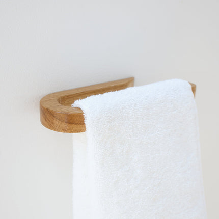 Lakierowany uchwyt dębowy na ręcznik – zabezpieczony przed wilgocią dąb naturalny.