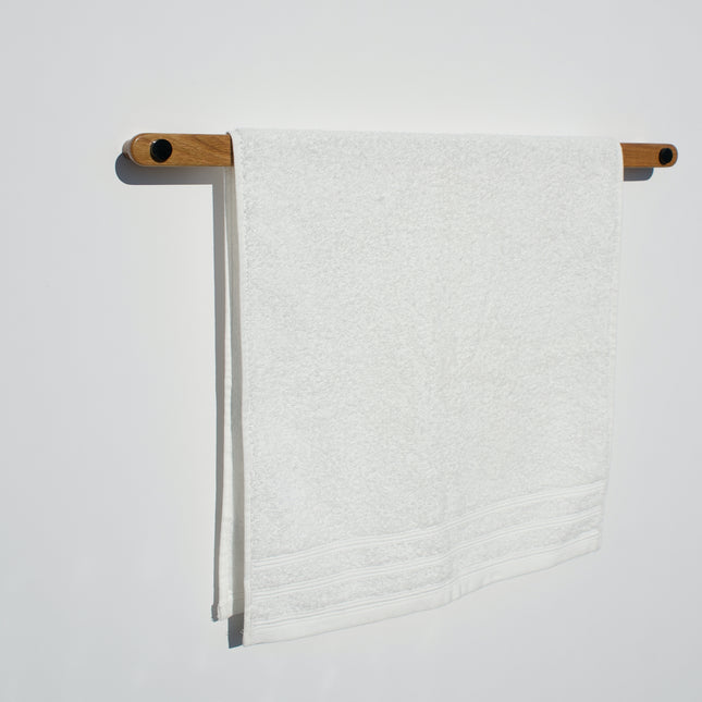 Dębowy wieszak łazienkowy 58 cm z przesuwnymi haczykami – lakierowany