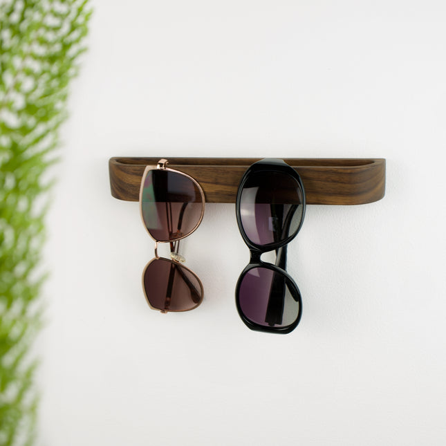 Luksusowy organizer na okulary wykonany z litego drewna orzecha amerykańskiego, widok od przodu.