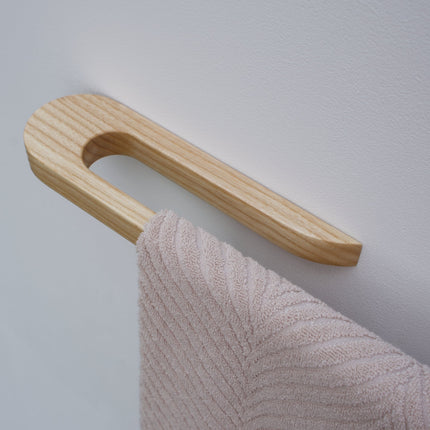 Minimalistyczny wieszak na ręczniki z litego drewna jesionowego – elegancki i naturalny dodatek do łazienki w stylu skandynawskim.