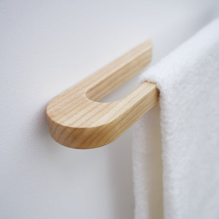 Minimalistyczny wieszak na ręczniki z litego drewna jesionowego – elegancki i naturalny dodatek do łazienki w stylu skandynawskim.