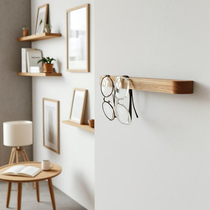 Minimalistyczny wieszak na okulary z naturalnego dębu, który łączy wygodę z estetyką. Samoprzylepny montaż pozwala szybko i bezinwazyjnie zamocować go w dowolnym miejscu, a solidna konstrukcja bezpiecznie utrzymuje okulary zawsze pod ręką. To dyskretny, ale funkcjonalny dodatek, który pomaga zachować porządek i podkreśla charakter wnętrza.